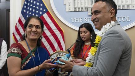 Asm. Kalra receiving peacock gift 